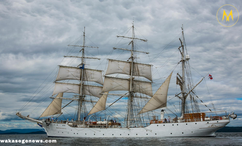 Mexican Navy training ship Cuauhtémoc near Brooklyn Bridge after collision
