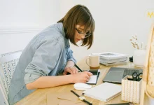 American blogger working from home on laptop to build a passive income blog