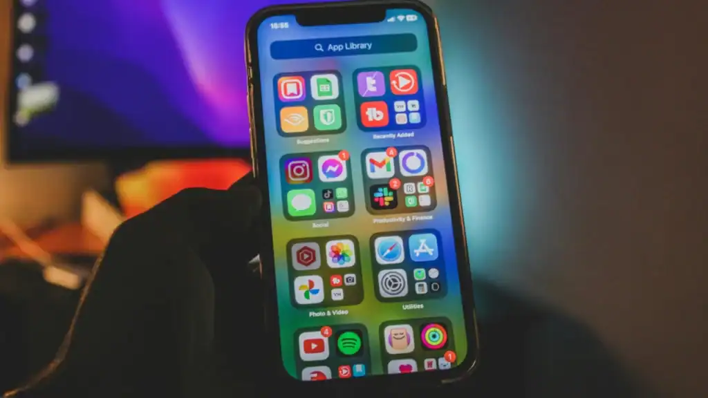 Apple iPhone iOS 26 update review with new features