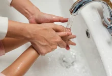 Person washing hands to prevent Shigella infection