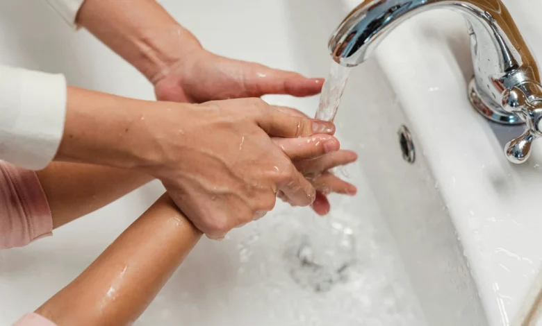 Person washing hands to prevent Shigella infection