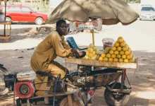 Mfanyabiashara mdogo akihesabu faida ya biashara yake