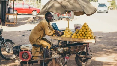 Mfanyabiashara mdogo akihesabu faida ya biashara yake