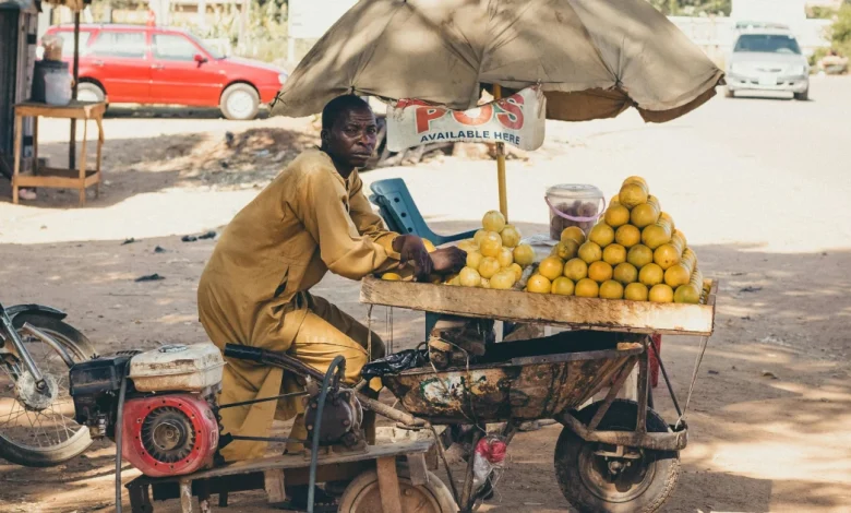 Mfanyabiashara mdogo akihesabu faida ya biashara yake