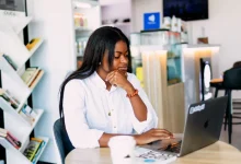 Mfanyabiashara wa Tanzania akisimamia biashara yake kwa mafanikio