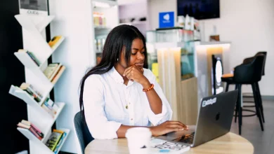 Mfanyabiashara wa Tanzania akisimamia biashara yake kwa mafanikio