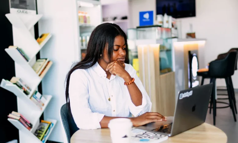 Mfanyabiashara wa Tanzania akisimamia biashara yake kwa mafanikio